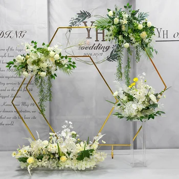 Poroka arch umetno cvetje parcelo cvet vrata v ozadju okvir geometrijske stojalo poroko fazi dekoracijo roža stojalo