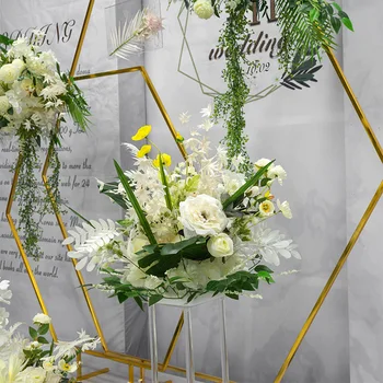 Poroka arch umetno cvetje parcelo cvet vrata v ozadju okvir geometrijske stojalo poroko fazi dekoracijo roža stojalo